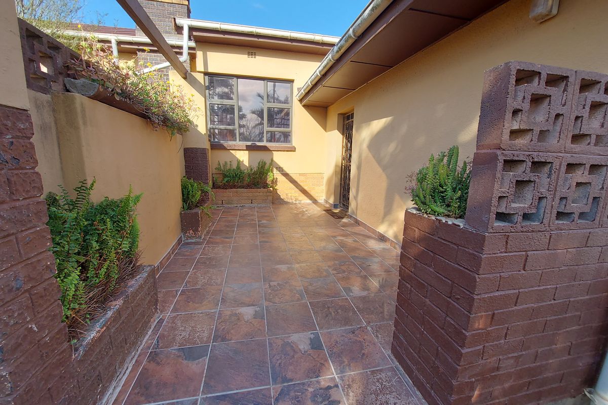 Charming Home with Separate Flat - Photo 2