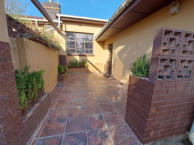 Charming Home with Separate Flat - Photo 2