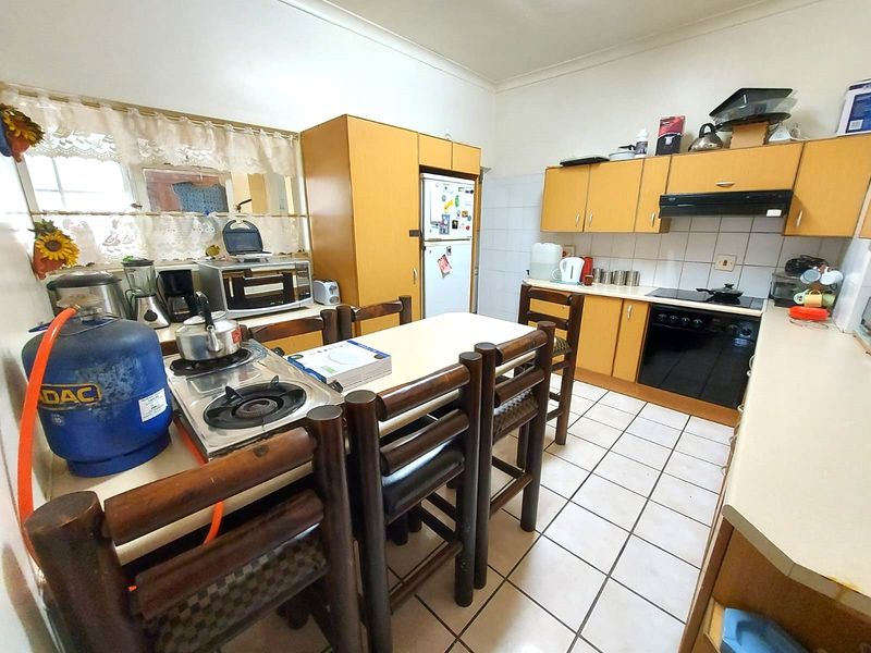 Charming Home with Separate Flat - Photo 7