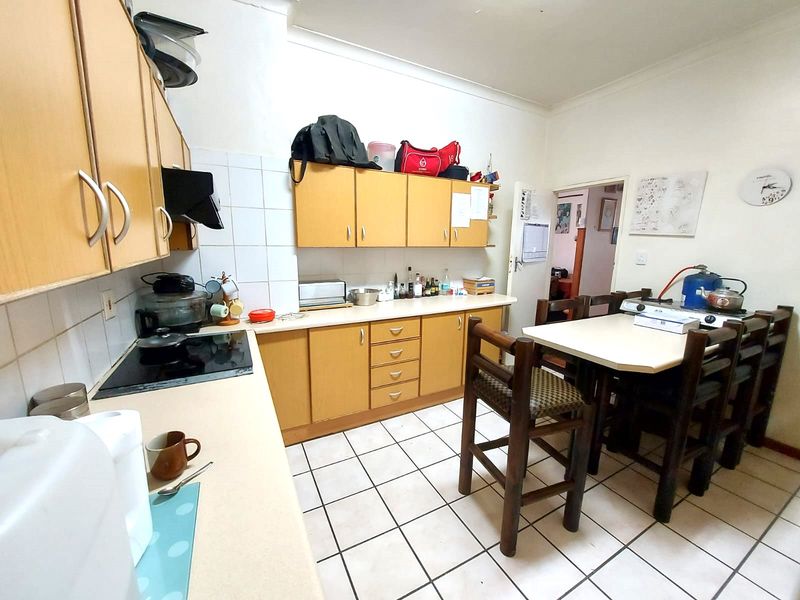 Charming Home with Separate Flat - Photo 8