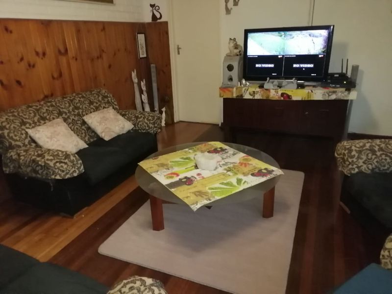 Charming Home with Separate Flat - Photo 5