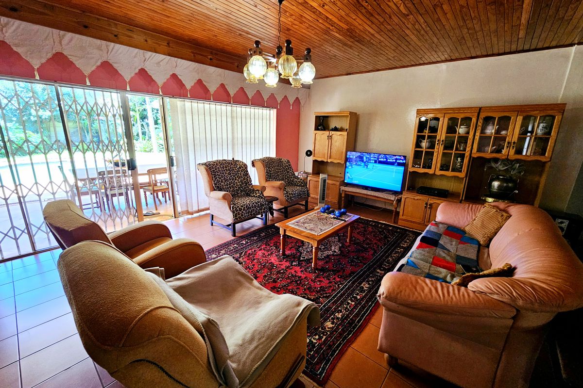 Incredible family home for sale in Skuldbult area, Louis Trichardt - Photo 4
