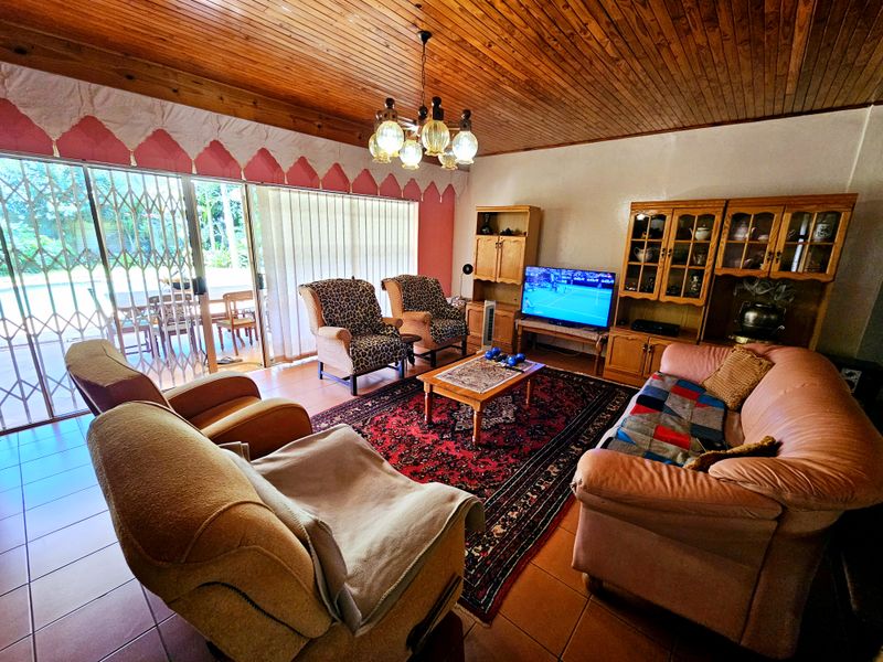 Incredible family home for sale in Skuldbult area, Louis Trichardt - Photo 4