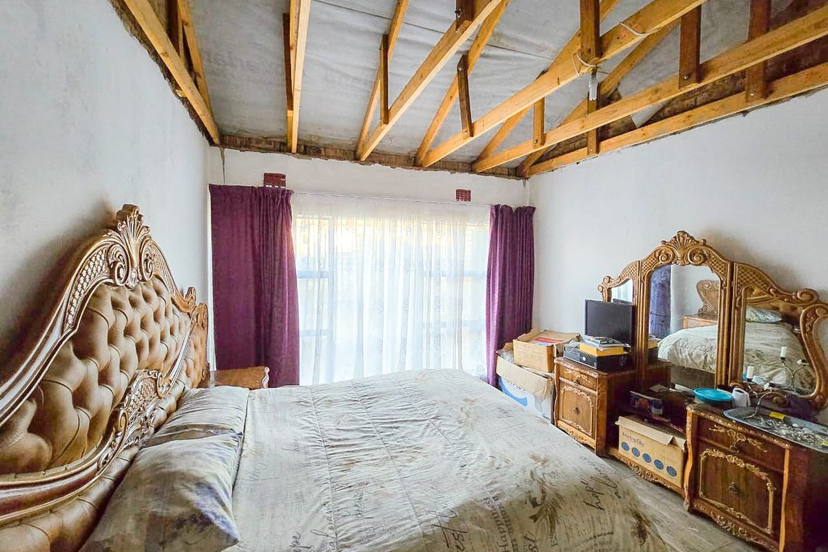 Spacious 4-Bedroom Home with Additional Outside Rooms for Versatile Living - Photo 5