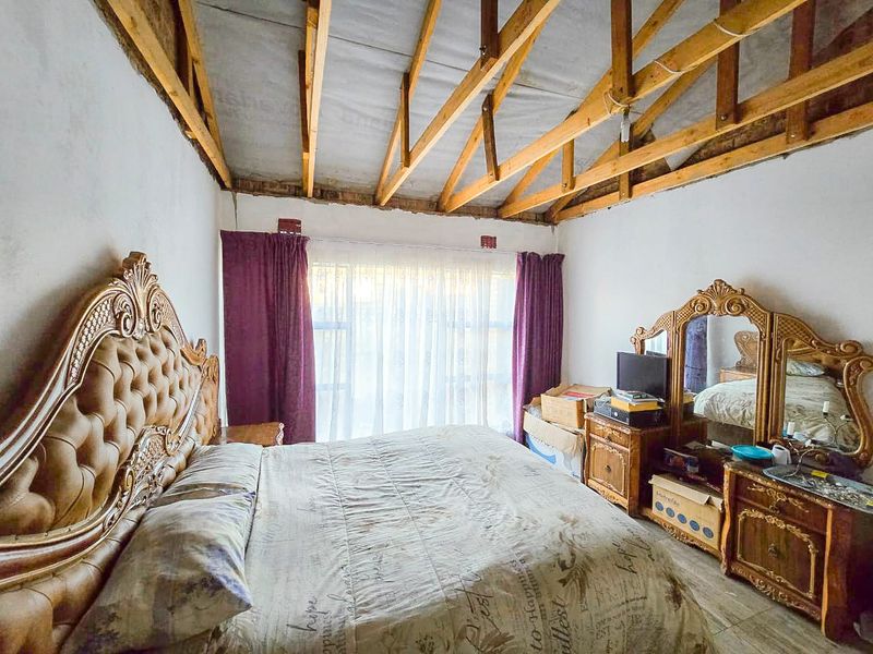 Spacious 4-Bedroom Home with Additional Outside Rooms for Versatile Living - Photo 5