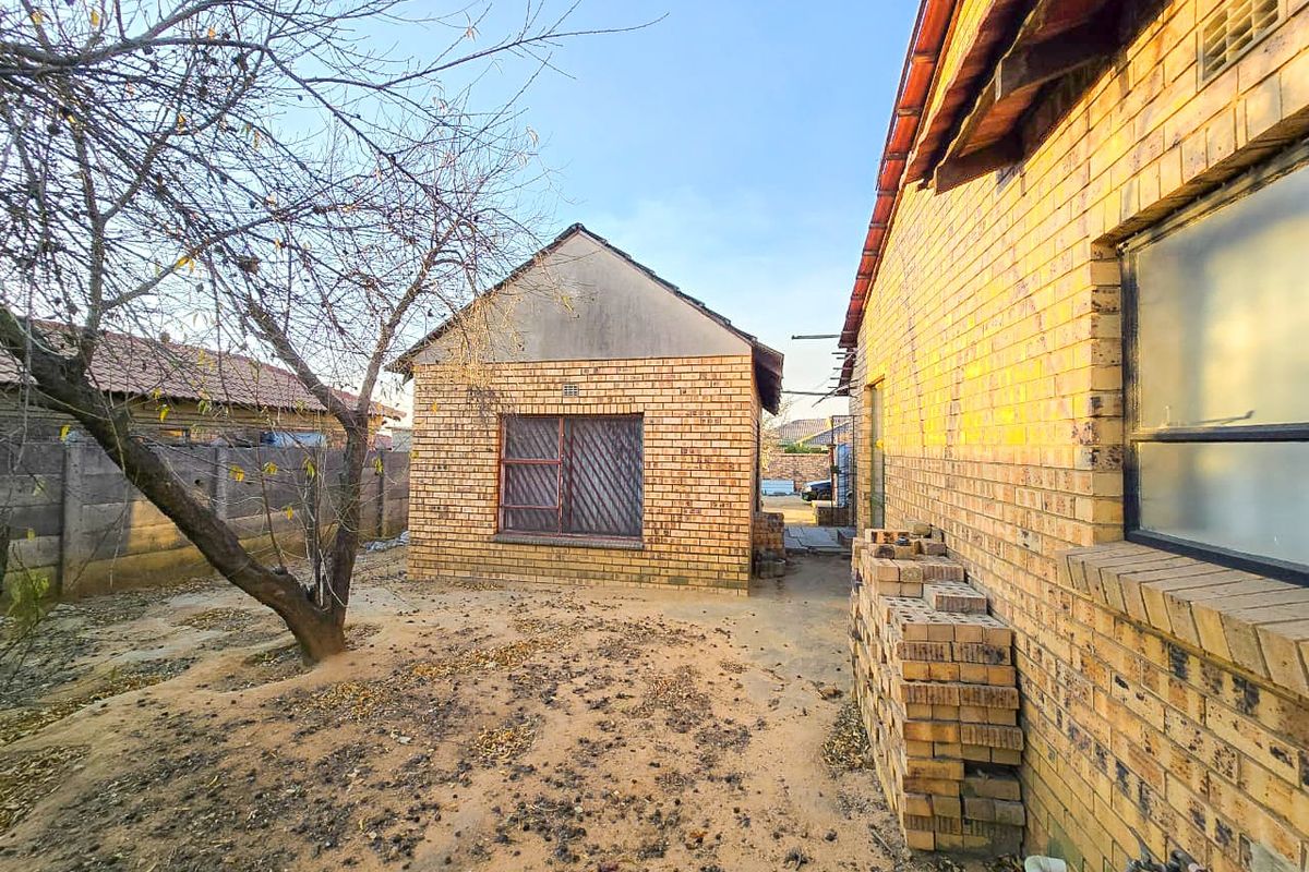 Spacious 4-Bedroom Home with Additional Outside Rooms for Versatile Living - Photo 2