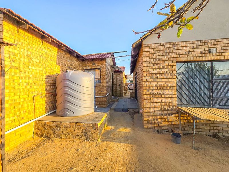 Spacious 4-Bedroom Home with Additional Outside Rooms for Versatile Living - Photo 10