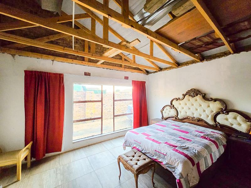 Spacious 4-Bedroom Home with Additional Outside Rooms for Versatile Living - Photo 7