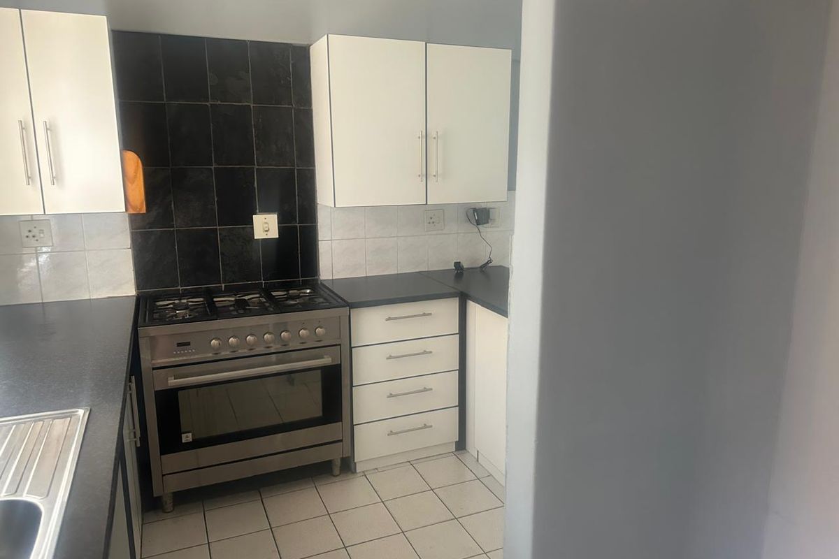 Charming 3-Bedroom Apartment in Santa Anna - Photo 2