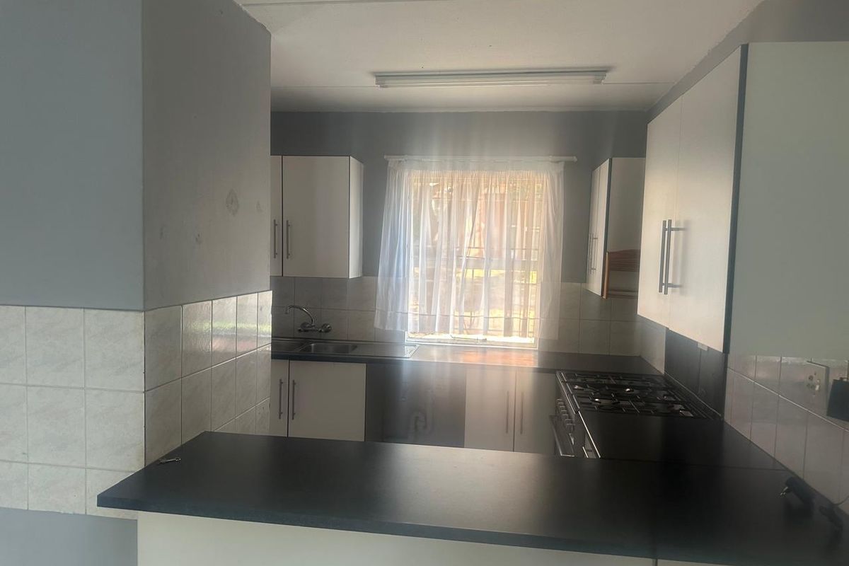 Charming 3-Bedroom Apartment in Santa Anna - Photo 3