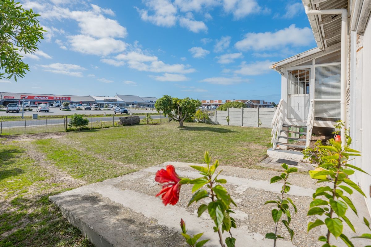 Charming Coastal Escape in Struisbaai – A Must-See! - Photo 5