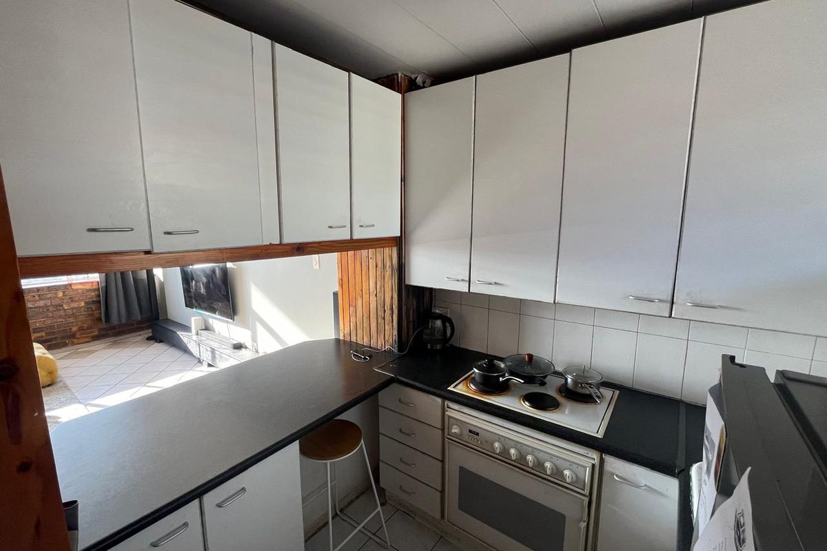 2 bedroom apartment overlooking Johannesburg and Bedfordview - Photo 2