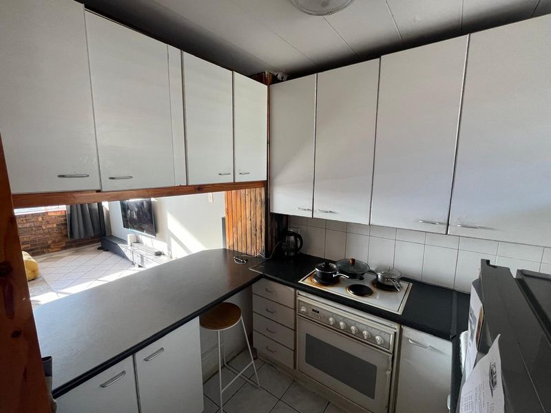 2 bedroom apartment overlooking Johannesburg and Bedfordview - Photo 2