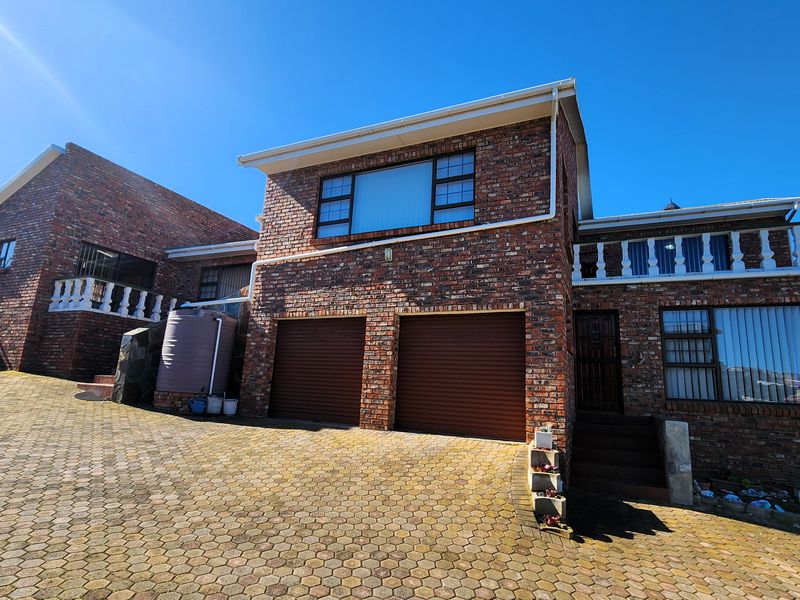 Elegant dual living home with spectacular bay views