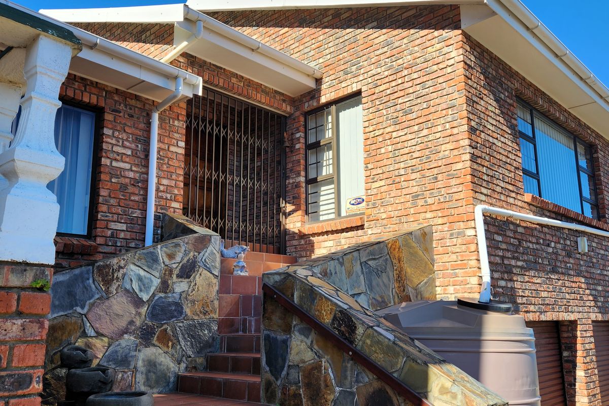 Elegant dual living home with spectacular bay views - Photo 3