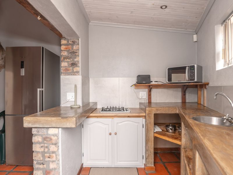 Charming One-Bedroom Flat in Struisbaai - Photo 5