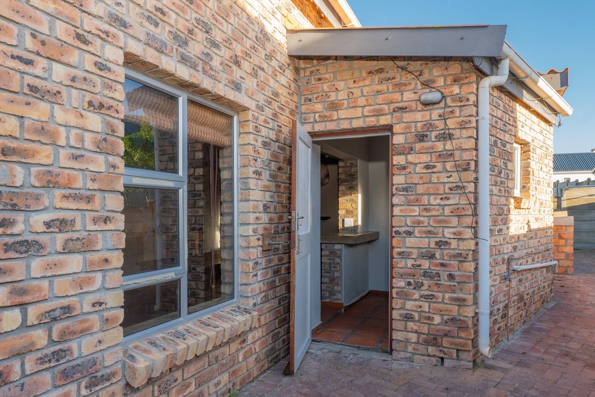 Charming One-Bedroom Flat in Struisbaai - Photo 3