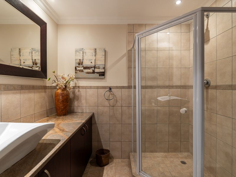 Luxurious and Spacious -2 Bedroom Apartment in Umhlanga Rocks sought after complex. - Photo 10