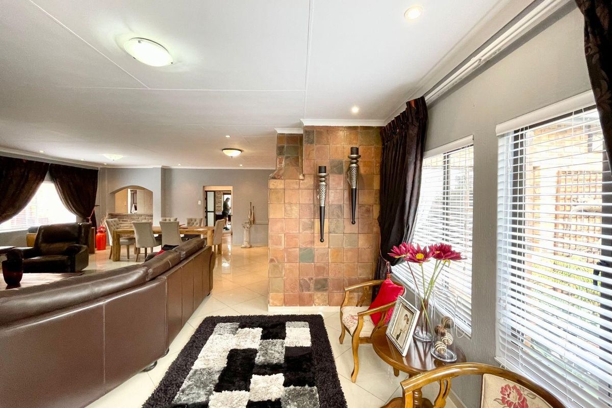 Spacious three bedroom home plus two bedroom flat for sale in Evander!!  Move in and live home. - Photo 4