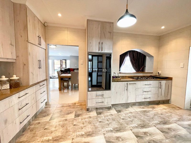 Spacious three bedroom home plus two bedroom flat for sale in Evander!!  Move in and live home. - Photo 10