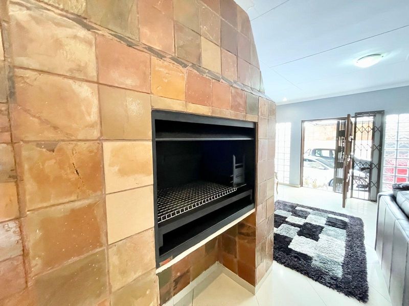 Spacious three bedroom home plus two bedroom flat for sale in Evander!!  Move in and live home. - Photo 6