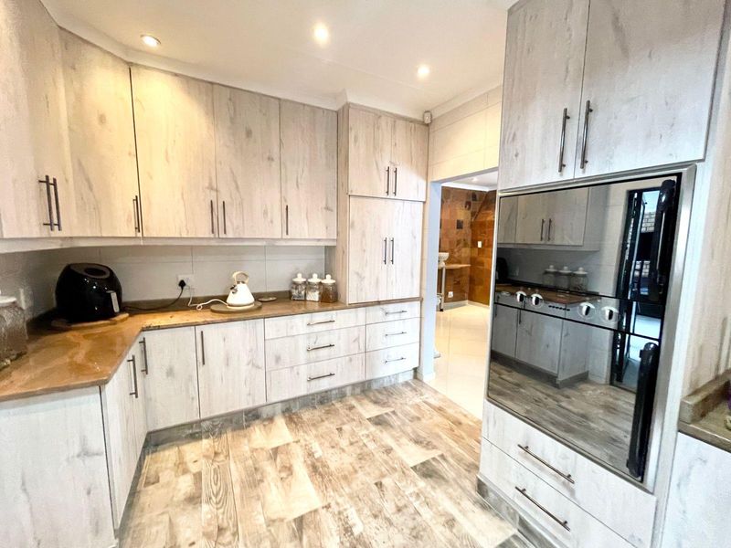 Spacious three bedroom home plus two bedroom flat for sale in Evander!!  Move in and live home. - Photo 3