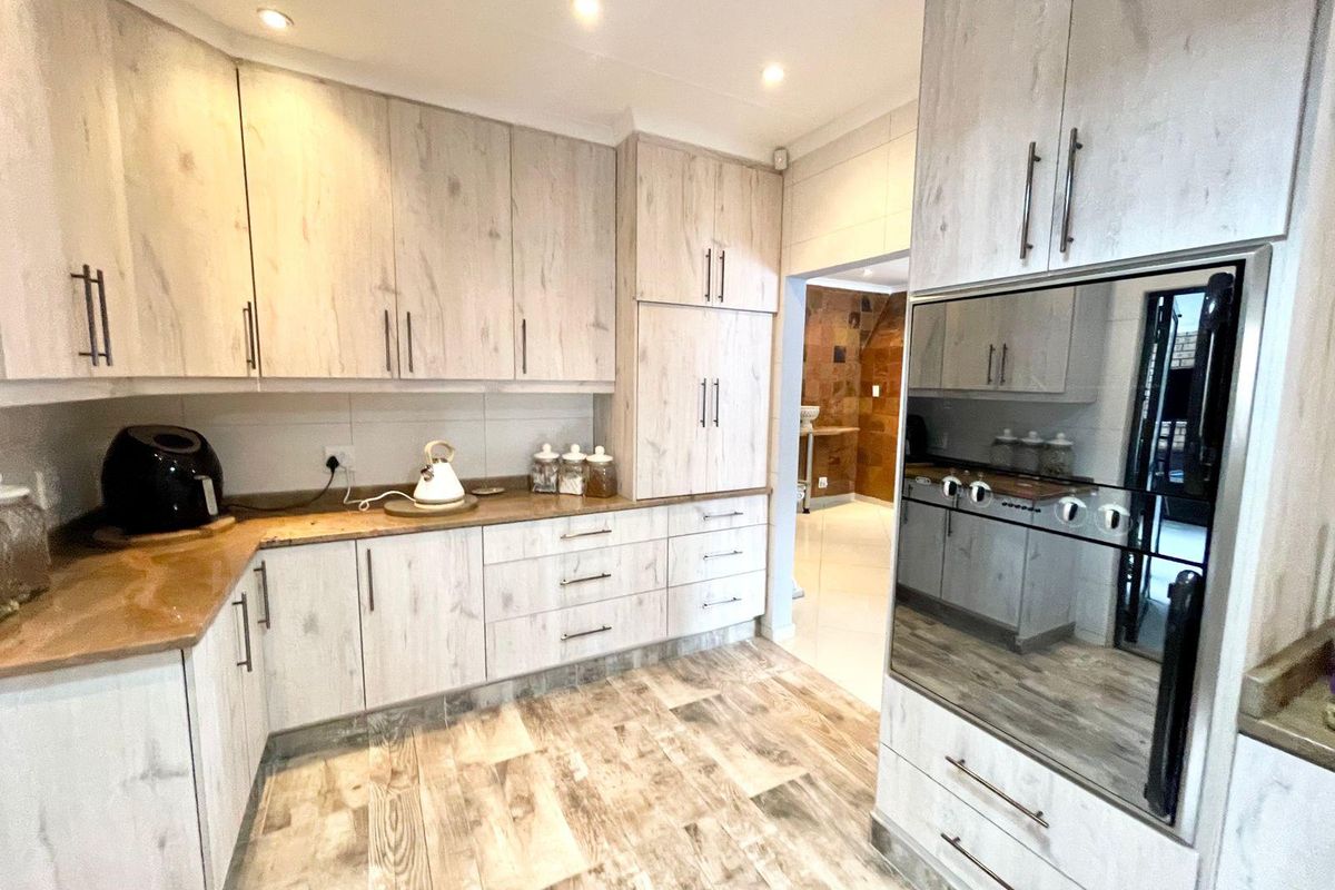 Spacious three bedroom home plus two bedroom flat for sale in Evander!!  Move in and live home. - Photo 3