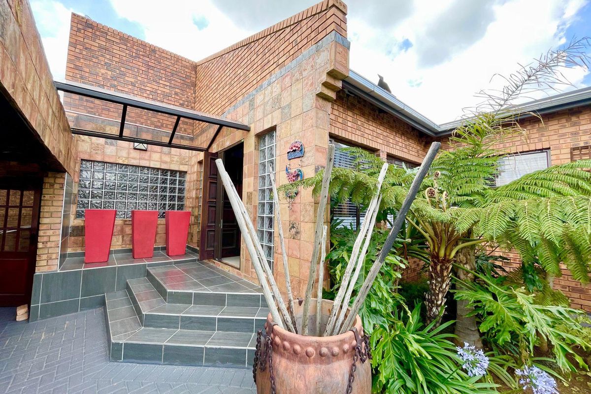 Spacious three bedroom home plus two bedroom flat for sale in Evander!!  Move in and live home. - Photo 2