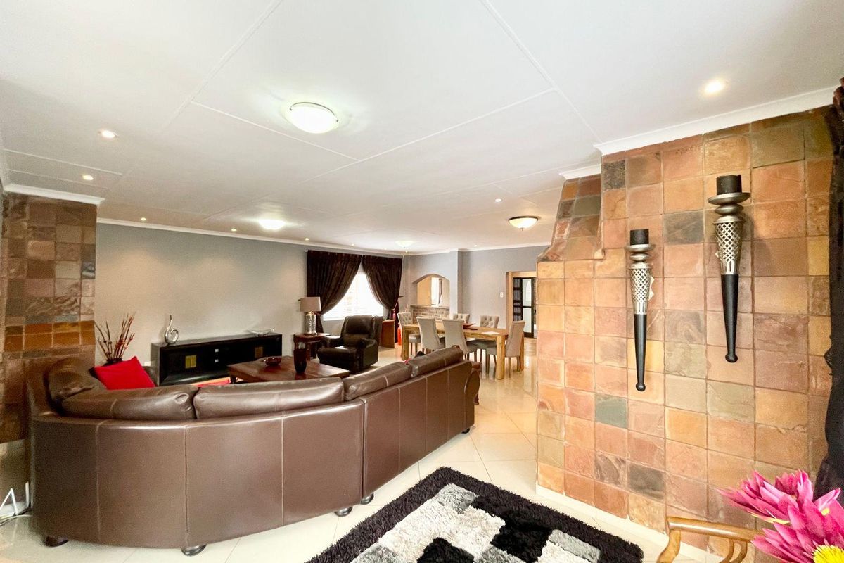 Spacious three bedroom home plus two bedroom flat for sale in Evander!!  Move in and live home. - Photo 5