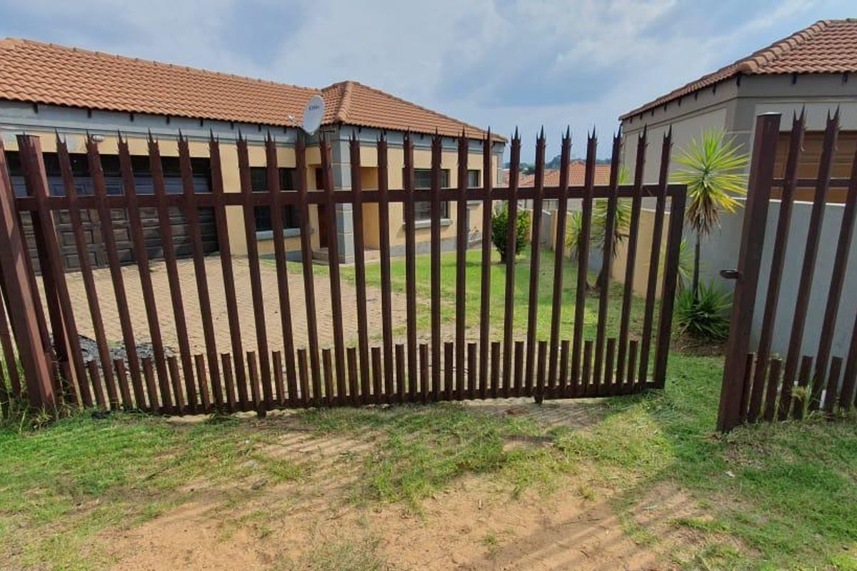 A HOME IN A SECURED COMPLEX 3 BEDROOM HOUSE - Photo 5