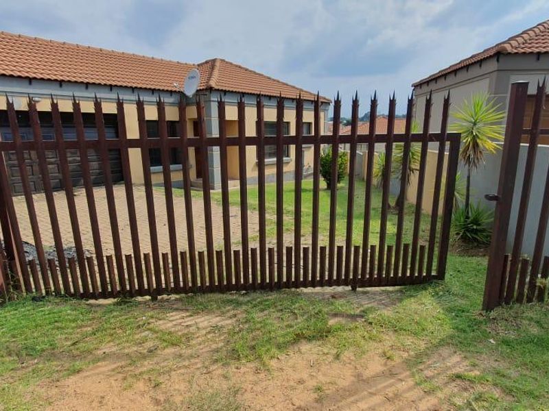 A HOME IN A SECURED COMPLEX 3 BEDROOM HOUSE - Photo 5