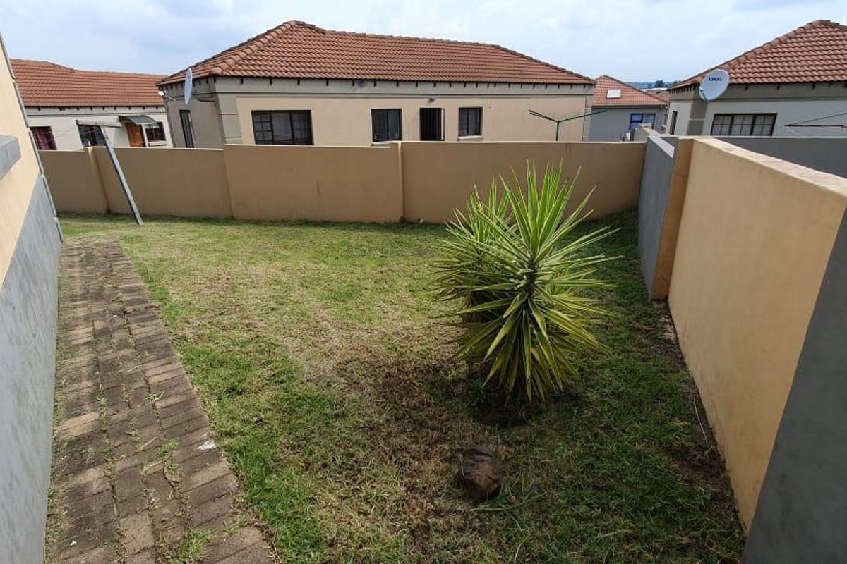 A HOME IN A SECURED COMPLEX 3 BEDROOM HOUSE - Photo 2