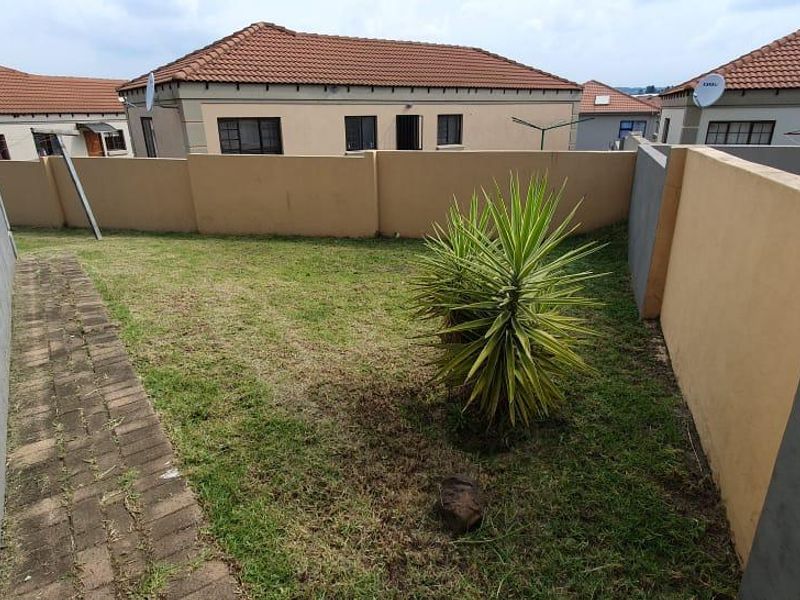 A HOME IN A SECURED COMPLEX 3 BEDROOM HOUSE - Photo 2