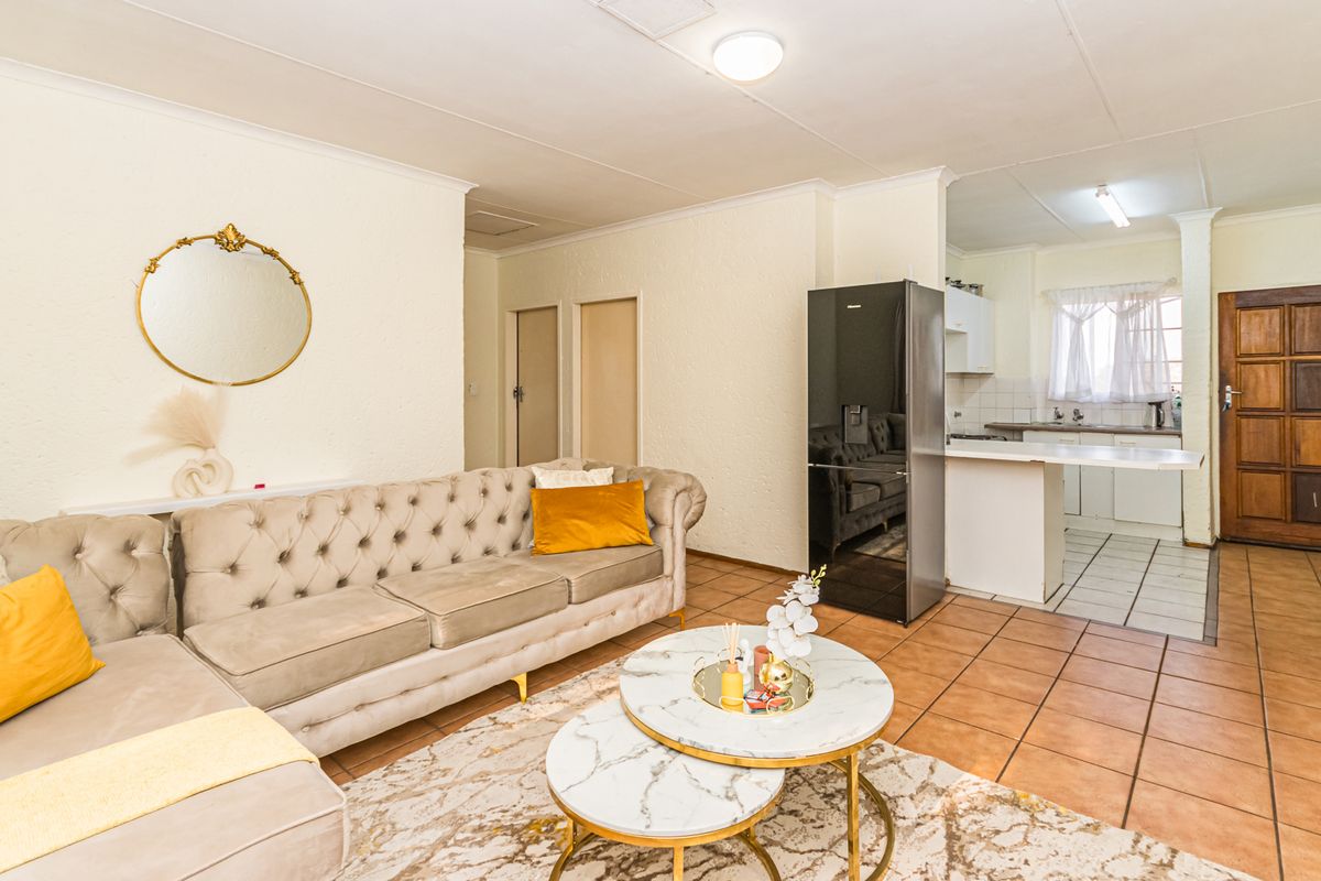 Charming 3 bed apartment in Die Hoewes! - Photo 4