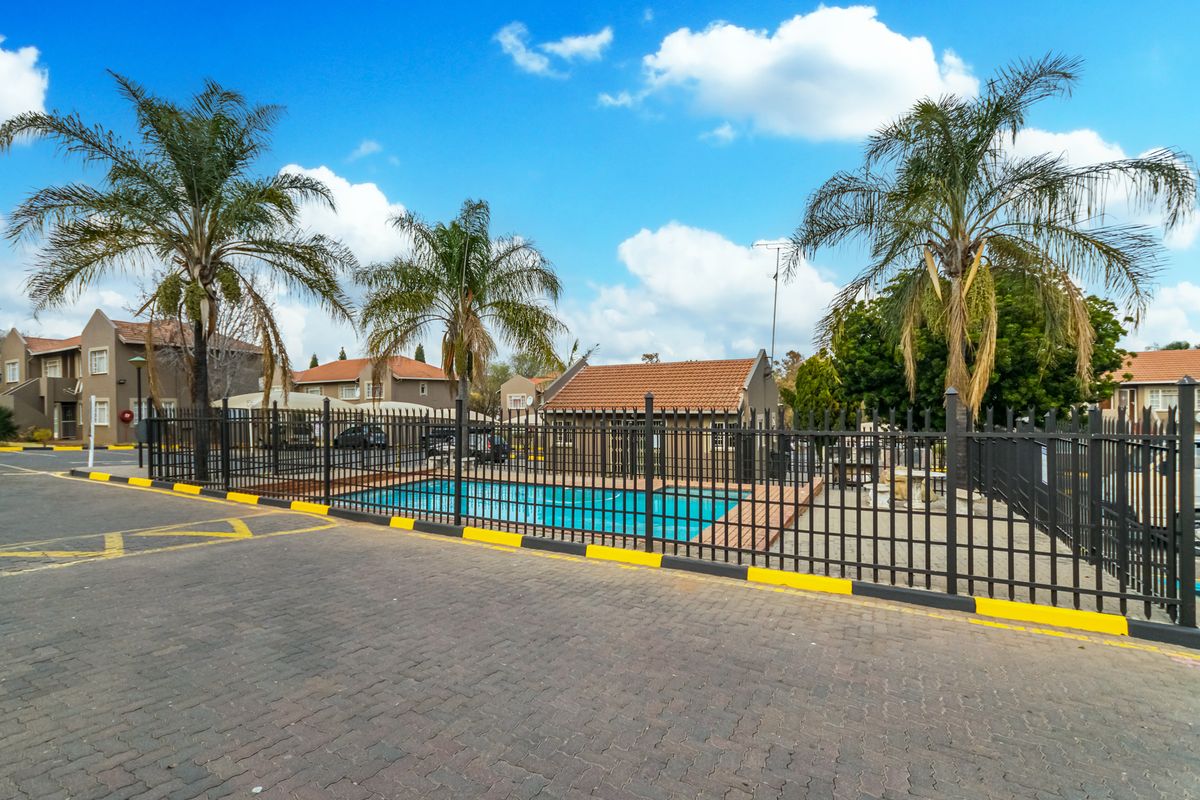 Charming 3 bed apartment in Die Hoewes! - Photo 3