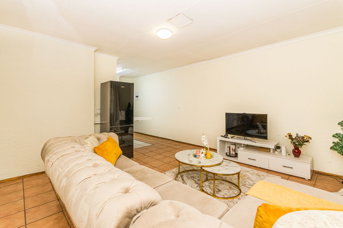 Charming 3 bed apartment in Die Hoewes! - Photo 5