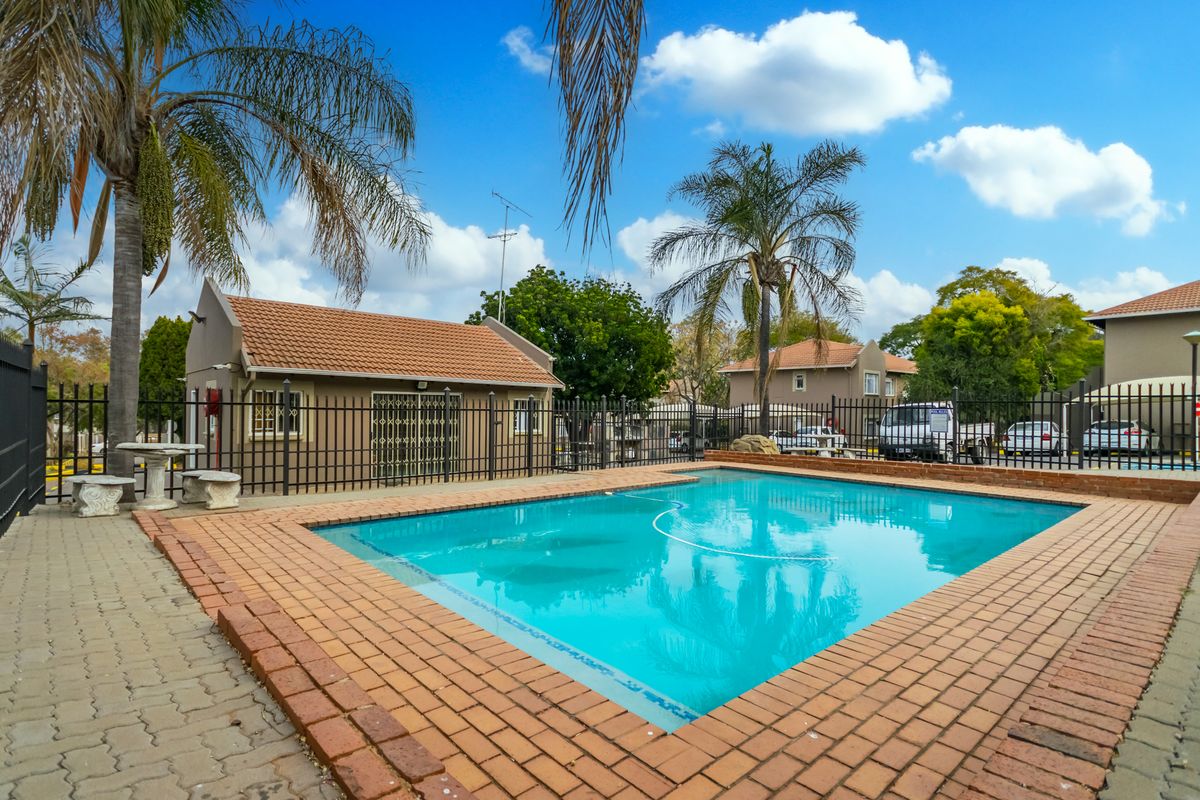 Charming 3 bed apartment in Die Hoewes! - Photo 2