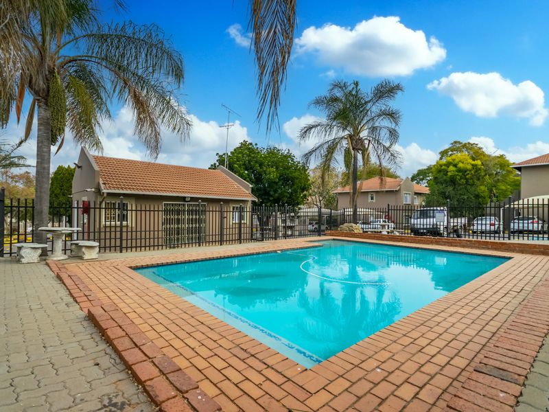 Charming 3 bed apartment in Die Hoewes! - Photo 2