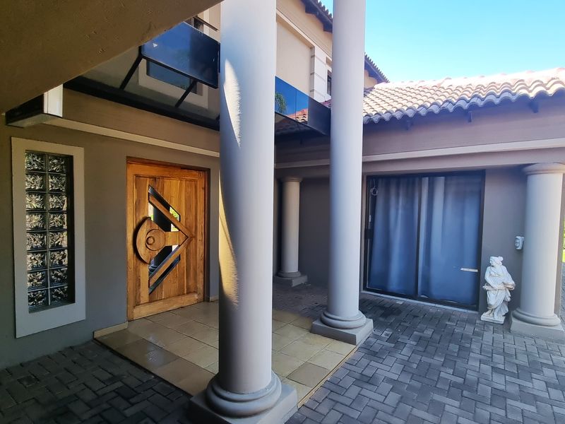 Beautiful Upmarket Property in sought after area near Hartbeespoortdam! - Photo 3