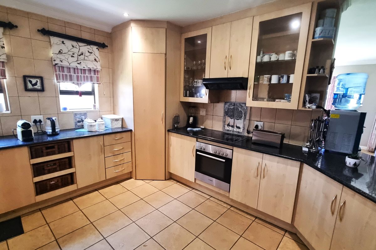 Beautiful Upmarket Property in sought after area near Hartbeespoortdam! - Photo 4