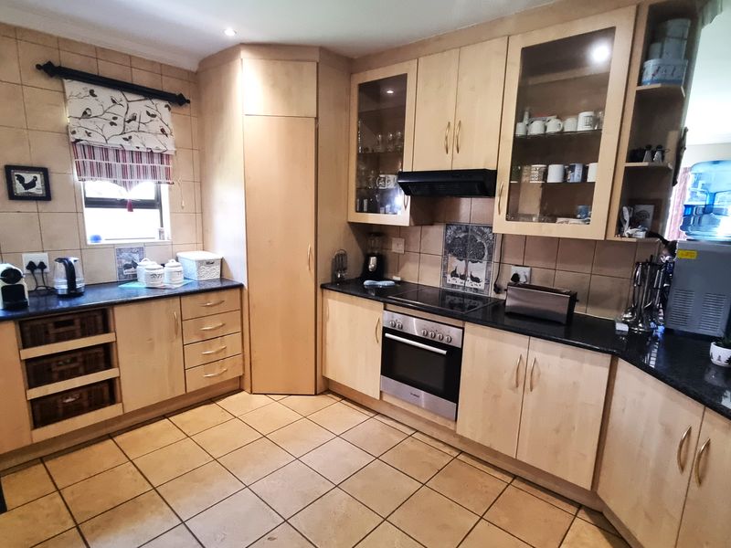 Beautiful Upmarket Property in sought after area near Hartbeespoortdam! - Photo 4