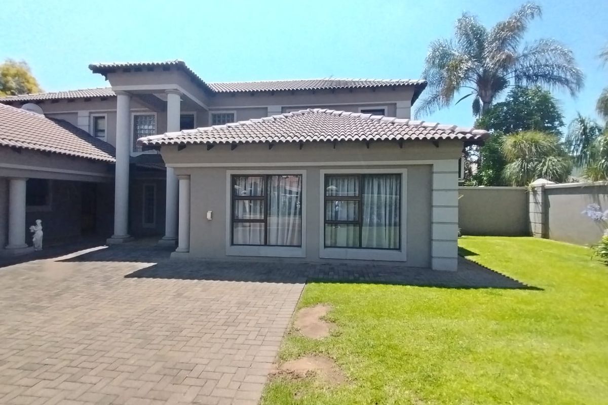 Beautiful Upmarket Property in sought after area near Hartbeespoortdam! - Photo 2