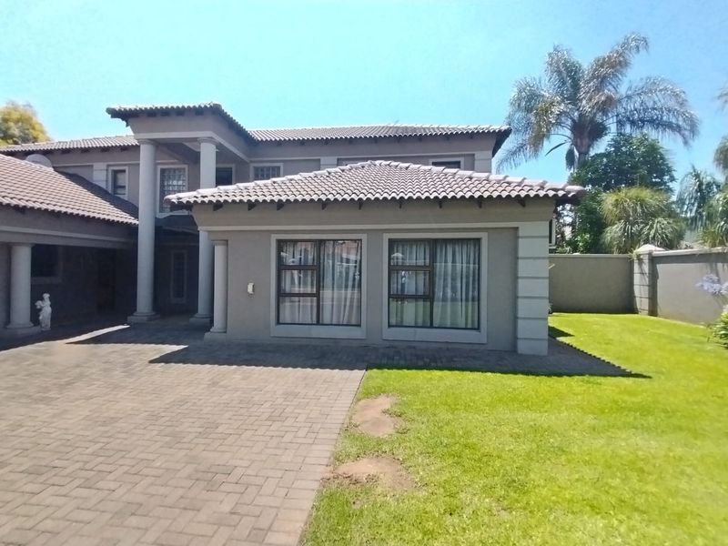 Beautiful Upmarket Property in sought after area near Hartbeespoortdam! - Photo 2
