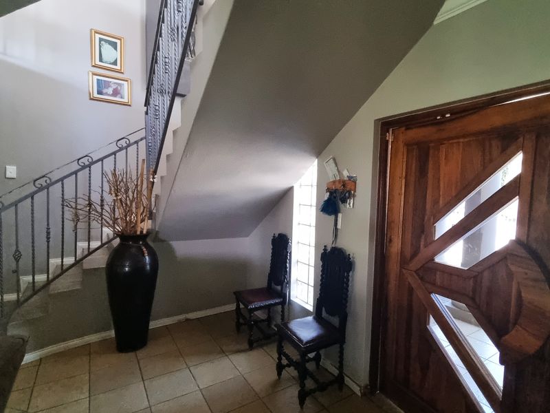 Beautiful Upmarket Property in sought after area near Hartbeespoortdam! - Photo 10