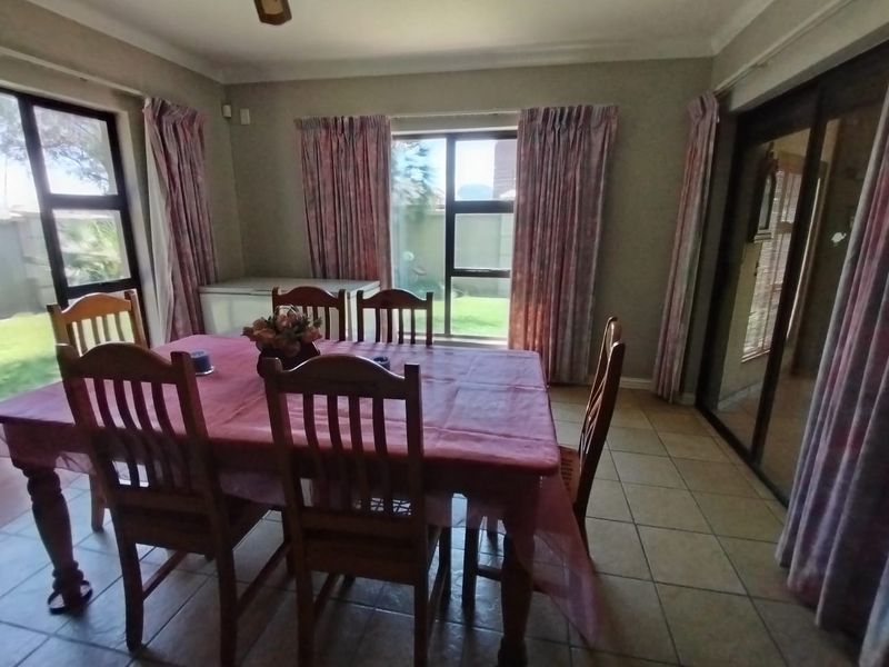 Beautiful Upmarket Property in sought after area near Hartbeespoortdam! - Photo 9
