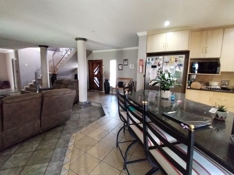 Beautiful Upmarket Property in sought after area near Hartbeespoortdam! - Photo 8