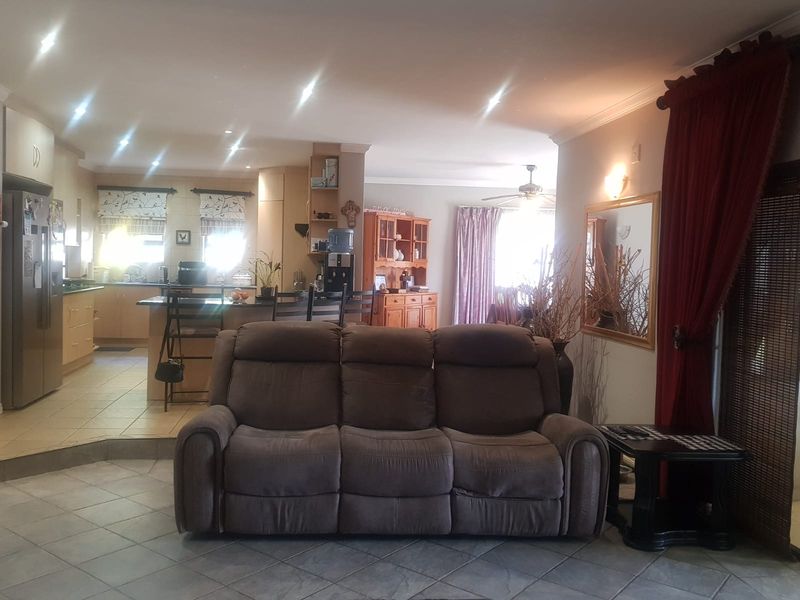 Beautiful Upmarket Property in sought after area near Hartbeespoortdam! - Photo 7