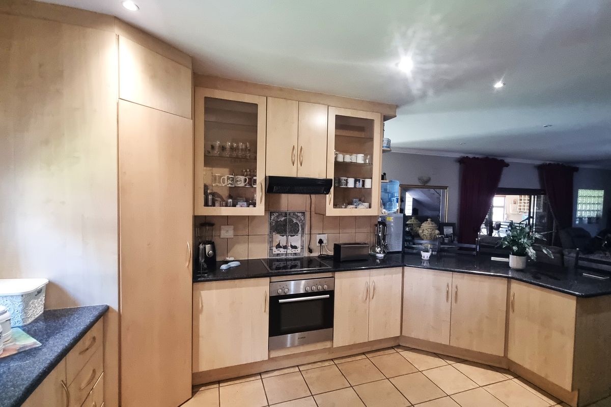 Beautiful Upmarket Property in sought after area near Hartbeespoortdam! - Photo 5