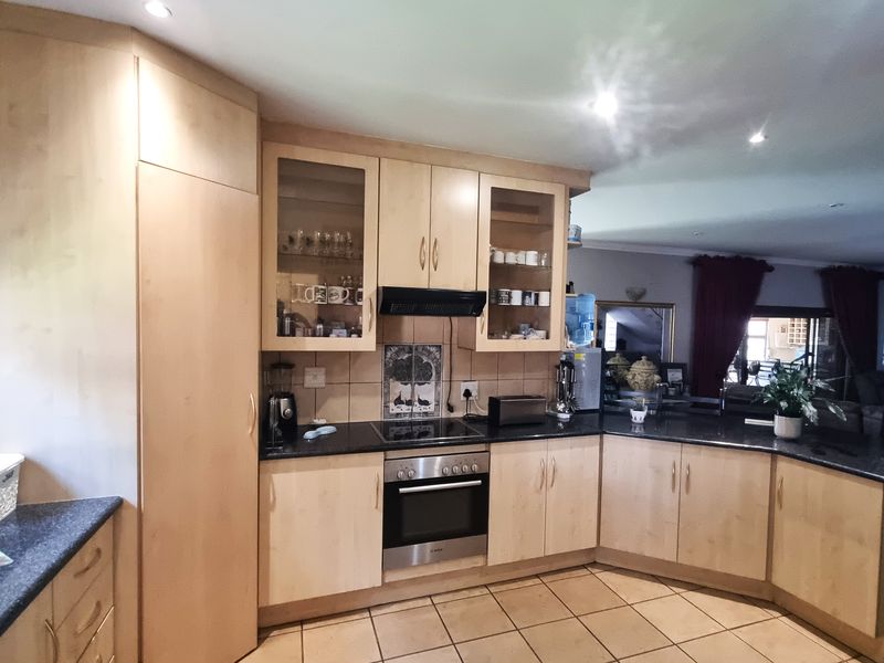 Beautiful Upmarket Property in sought after area near Hartbeespoortdam! - Photo 5