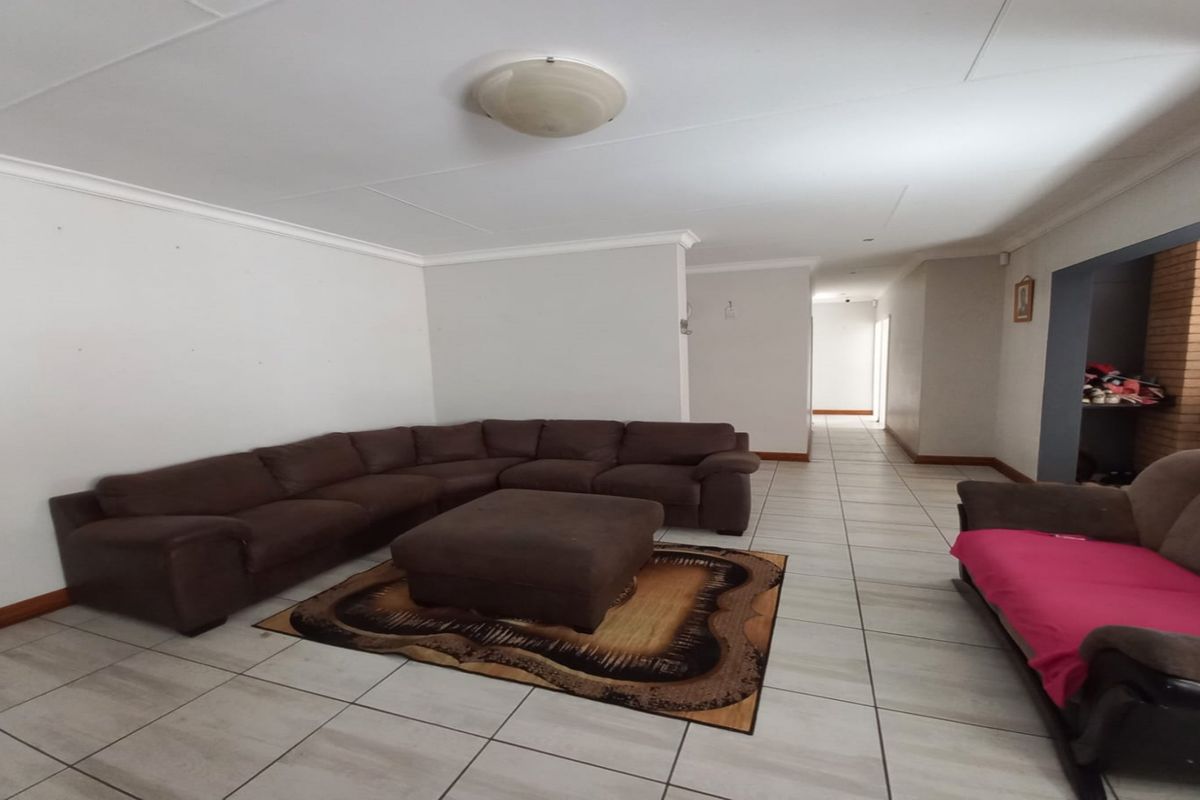 Stylish 3 bedroom townhouse for sale in Baillie Park, Potchefstroom - modern living at its finest! - Photo 4